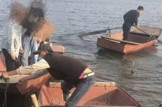 果然视频｜邹城仨少年湖上玩船遇险 ，多亏他俩划船拖回